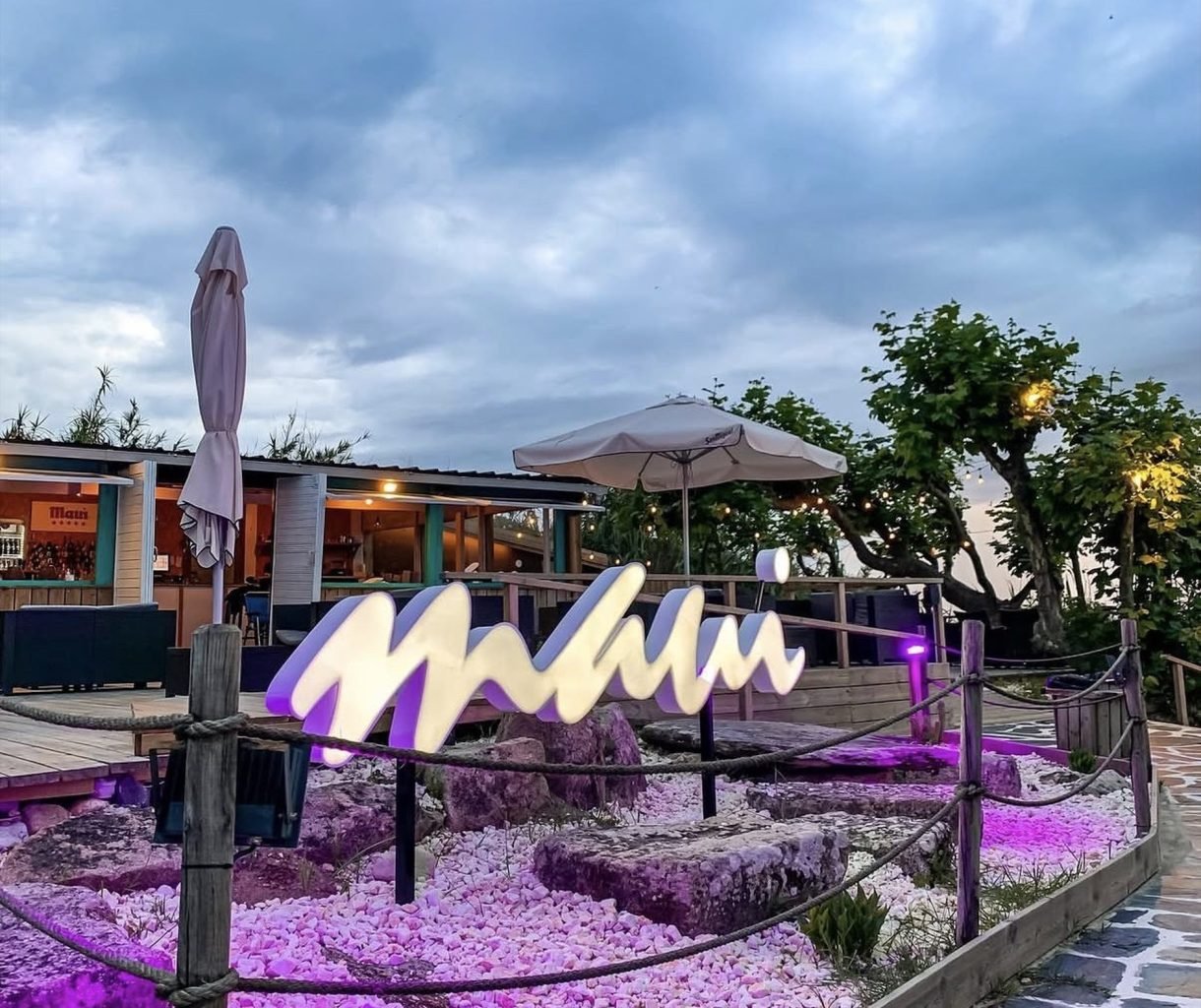 Iluminación exterior para cafetería