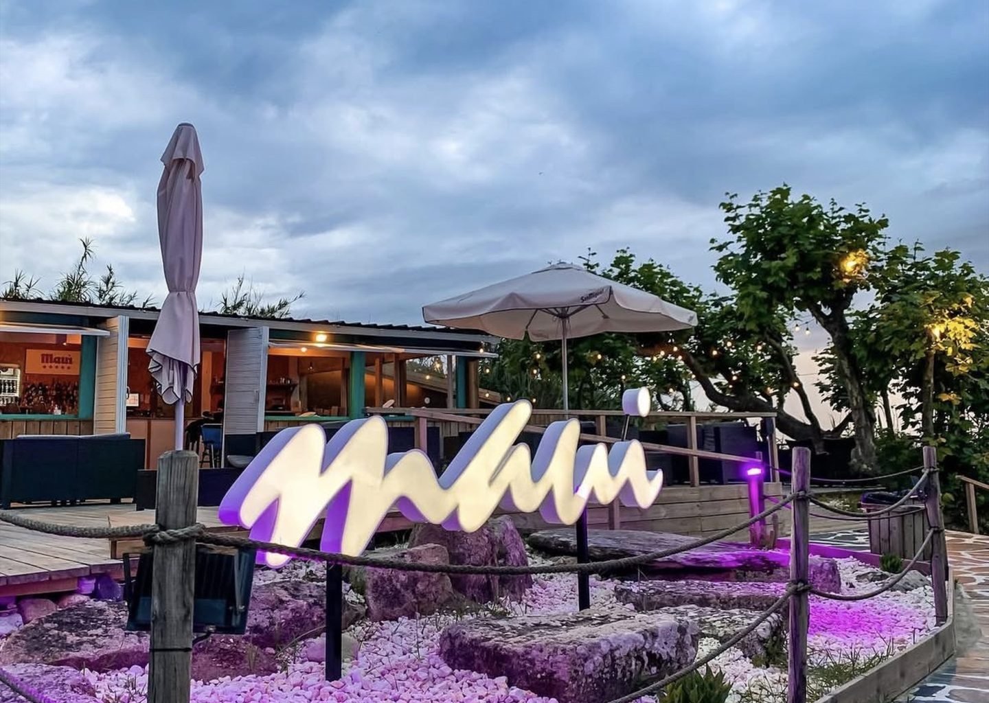 Iluminación exterior para cafetería
